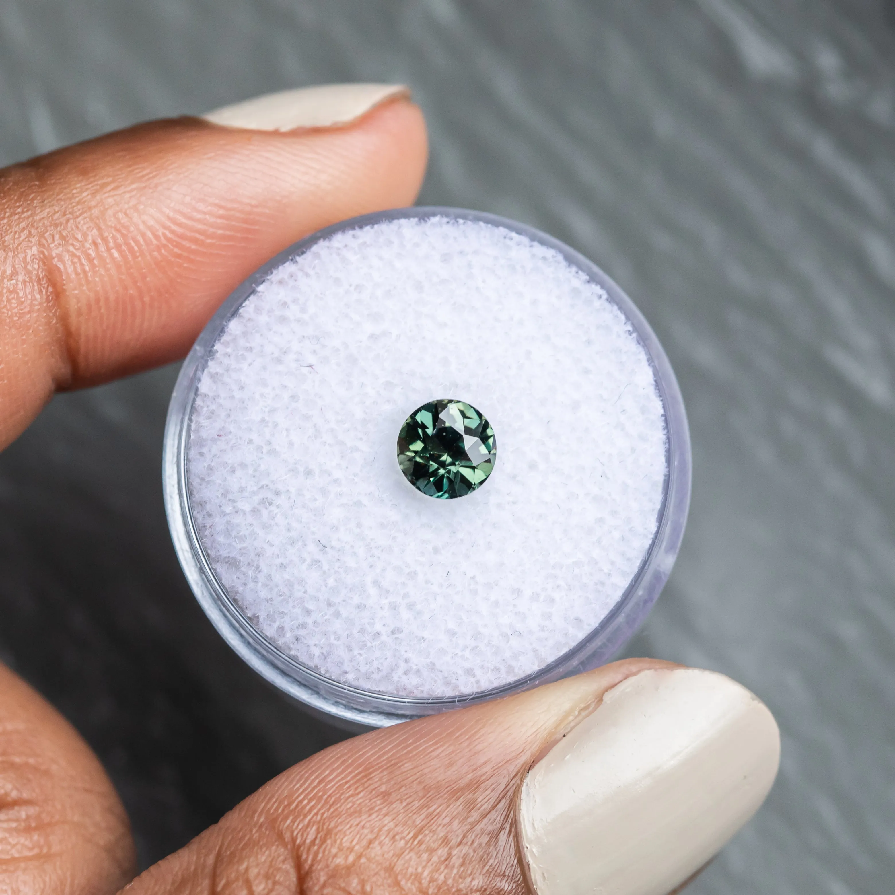 1.13CT BRILLIANT ROUND MADAGASCAR SAPPHIRE, COLOR SHIFTING WARM GREY TO BRIGHT GREEN TEAL, 5.72X74.42MM