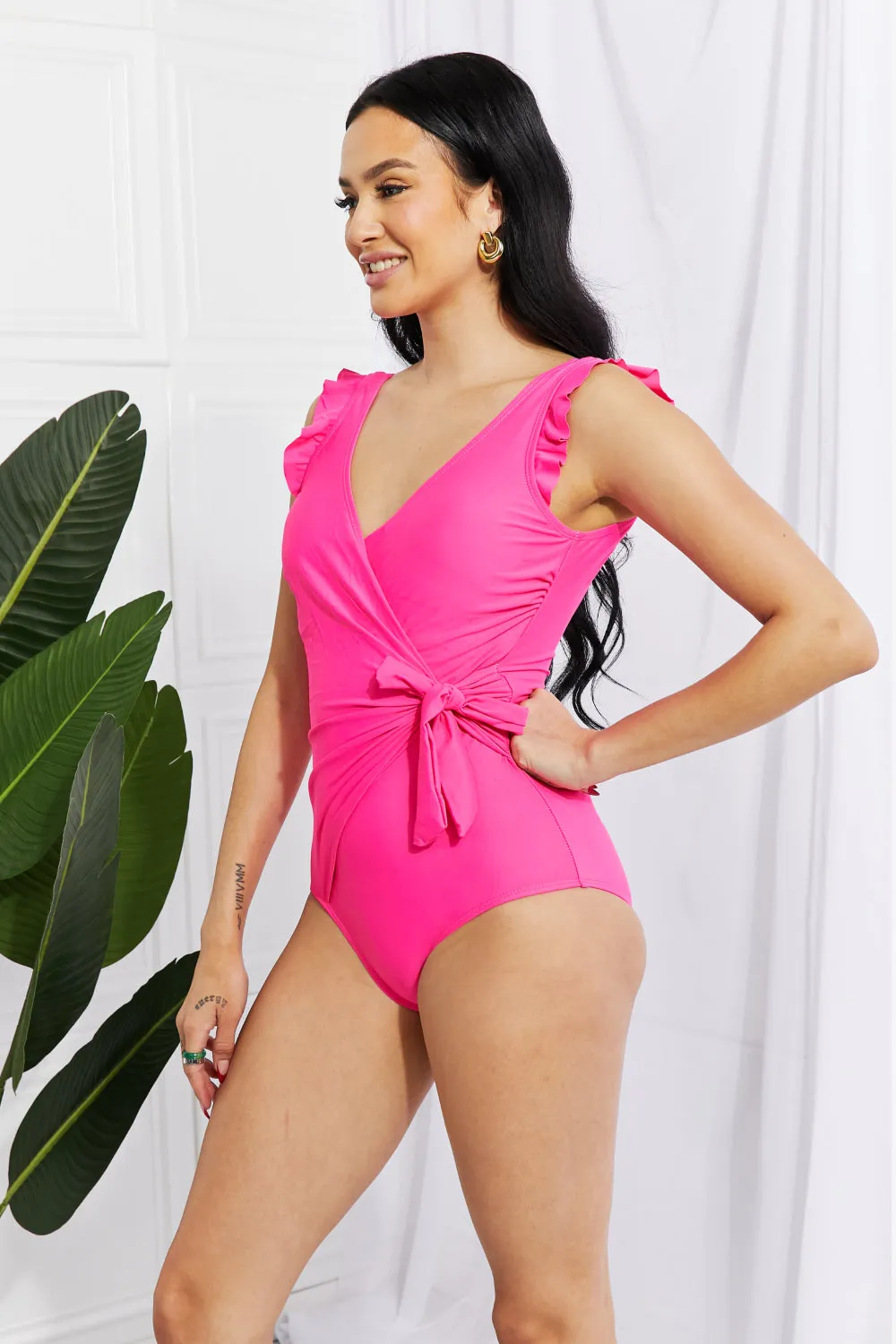 Marina West Swim-Badeanzug in voller Größe mit Rüschen und Faux-Wrap-Einteiler in Rosa