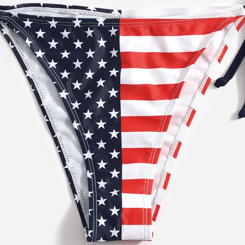 Patriotischer Reiz: Stars and Stripes-Bikini mit amerikanischer Flagge