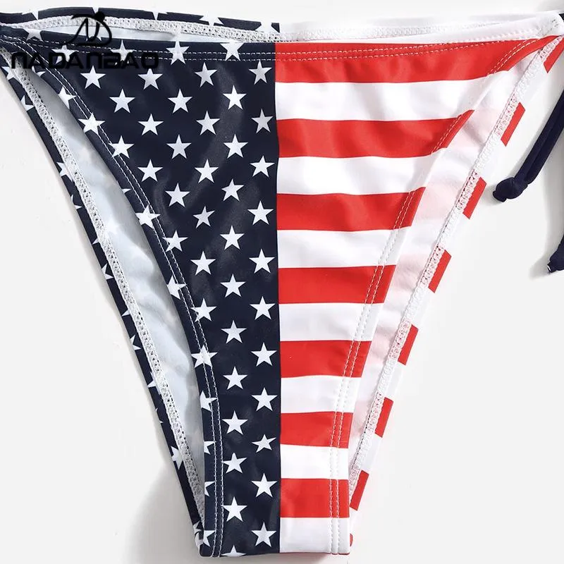 Patriotischer Reiz: Stars and Stripes-Bikini mit amerikanischer Flagge